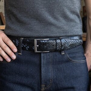 Handgemaakte leren riem met slangenprint, zwarte riem met pythonprint voor heren, klassieke riem van echt leer, stijlvol cadeau voor een luxe riem