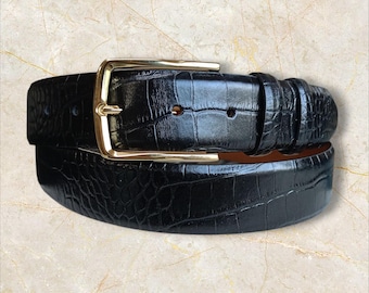 Cinturón de piel de cocodrilo negra con hebilla dorada, estilo italiano.