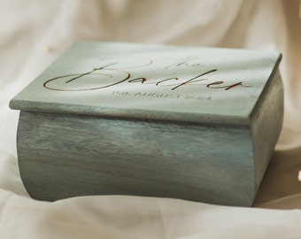 Boîte à bijoux en bois gravée à la main | Cadeau de demoiselle d'honneur | Boîte en bois gravée | Boîte à bagues | Cadeau d'anniversaire | Cadeau de mariage | Boîte à bijoux