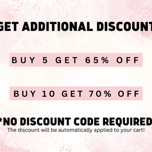 Może przedstawiać: R&oacute;żowe i białe tło akwarelowe z tekstem "GET ADDITIONAL DISCOUNT" w kolorze czarnym. Dwa r&oacute;żowe pola z czarnym tekstem pokazują oferty rabatowe: "BUY 5 GET 65% OFF" i "BUY 10 GET 70% OFF". Tekst "*NO DISCOUNT CODE REQUIRED" jest w kolorze czarnym pod polami. Tekst "The discount will be automatically applied to your cart!" jest w kolorze czarnym pod tekstem kodu rabatowego.