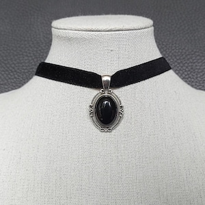 Onyx choker: zwart fluwelen halsketting met Victorian Gothic hanger