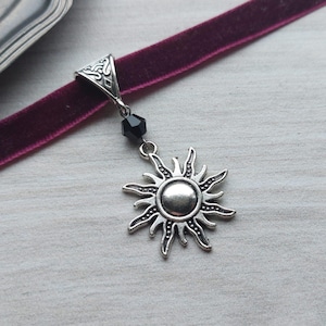 Op de afbeelding: Een set van drie keramische mokken met een gespikkelde, matte afwerking. De mokken zijn in de kleuren crème, lichtgrijs en donkergrijs. Elke mok heeft een eenvoudig, minimalistisch ontwerp en een afgeronde handgreep.