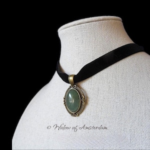 Aventurijn halsketting: zwart fluwelen choker met bronskleurige Victoriaanse stijl hanger en groene edelsteen