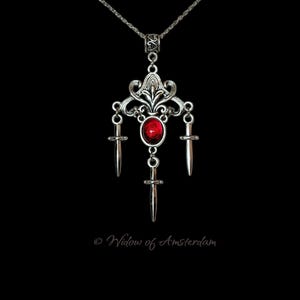 Ciondolo a forma di pugnale del diavolo: collana gotica vittoriana con cabochon in vetro rosso