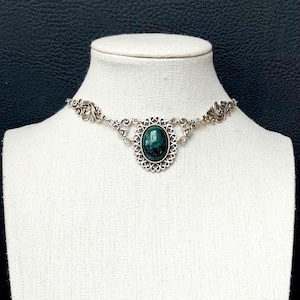 Collier ras-de-cou en agate : Collier en filigrane orné de pierres naturelles et de détails élégants