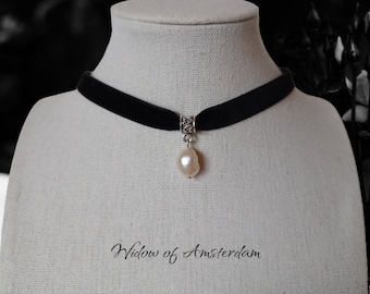 Zwarte fluwelen choker met echte zoetwaterparel - Simple Widow of Amsterdam