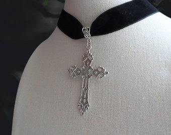 Black velvet choker with large gothic cross - Gothic Widow of Amsterdam