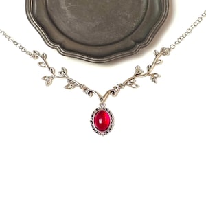 Romantic gothic lavalier halsketting met een robijnrode hanger en zilverkleurige wijnstokken