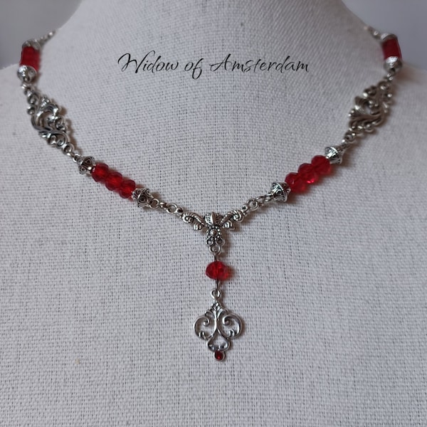 Collier d'ornement en filigrane avec perles de verre rouge vif - Regal Widow of Amsterdam