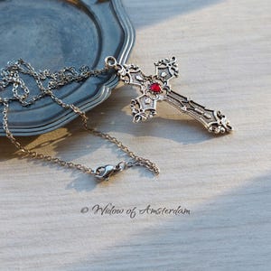 Gothic-Kreuz-Halskette: Halskette aus Edelstahl mit einem großen, kunstvoll verzierten Kreuzanhänger