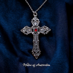 Gotisch Kruis Ketting; RVS ketting met een sierlijk kruis met rode of zwarte strass. Victoriaans Gotische sieraden door Widow of Amsterdam