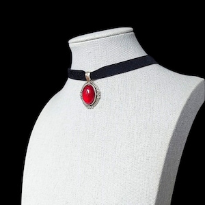 Zwartfluwelen Choker met Gothic Victorian Hanger en Rode Glassteen, Handgemaakte Alt Sieraden voor Dames