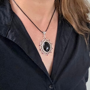 Viktorianisch-gotischer Anhänger – Schwarzer Onyx-Achat – Rote Strasssteine – Kordelkette