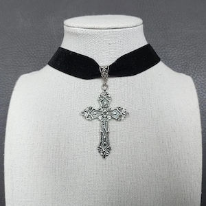 Gothic Kreuzband Choker - Schwarze oder rote Samtkette im viktorianischen Stil mit großem silbernen Anhänger