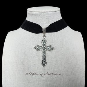 Gothic cross choker: black velvet necklace with large antique silver-colored goth pendant