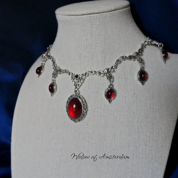 Collier Renaissance avec ornements en verre rouge et pendentifs goutte - Regal Widow of Amsterdam