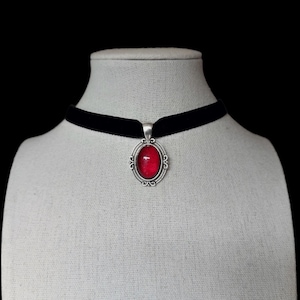 Vampir-Halsband: Viktorianischer Gothic-Anhänger an einem schwarzen Samtbandhalsband. Handgefertigter Vampirschmuck mit einem roten Glasedelstein.