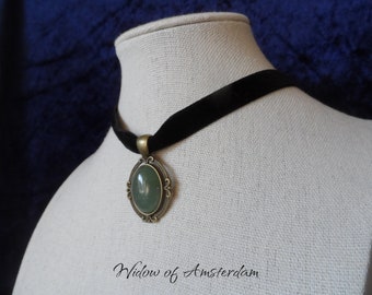 Zwarte fluwelen choker met bronskleurige Victoriaanse stijl hanger voorzien van aventurijn - Simple Widow of Amsterdam