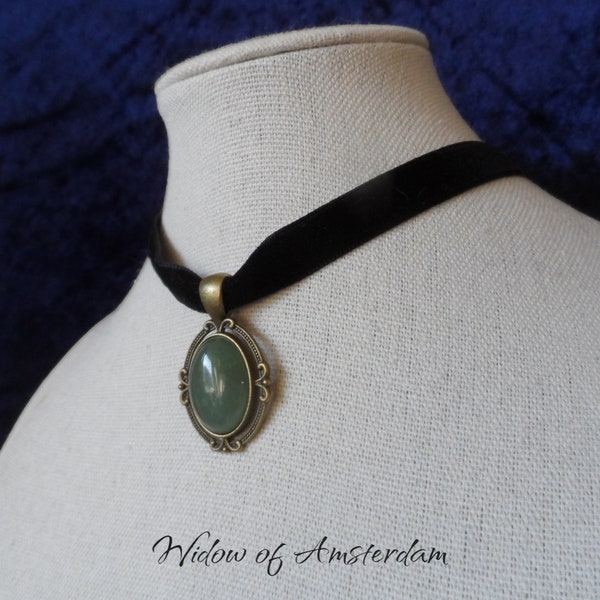 Black velvet choker with bronze-colored Victorian style pendant with aventurine - Simple Widow of Amsterdam