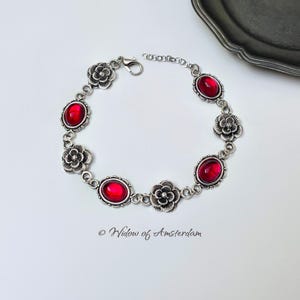 Renaissance bracelet: Red glass, flower links and antique silver-colored ornaments