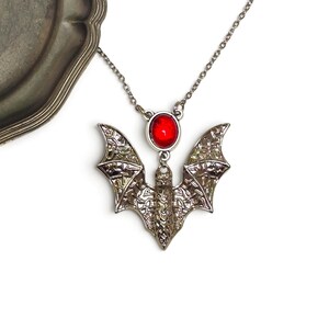 Vliegende Vleermuis Hanger met Rode Glassteen, Dark Fantasy Halsketting, Gothic Sieraad aan Rvs Ketting