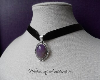 Zwarte fluwelen choker met zilverkleurige Victoriaanse stijl hanger voorzien van amethist - Simple Widow of Amsterdam