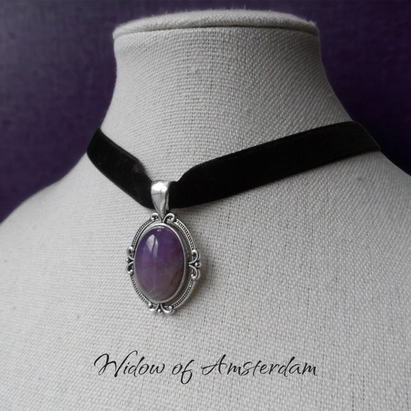 Black velvet choker with silver-colored Victorian style pendant with amethyst - Simple Widow of Amsterdam