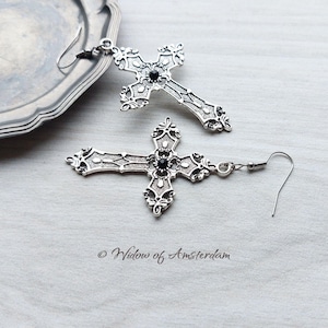 Grote gothic kruis oorbellen: Victoriaanse stijl met zwarte strass