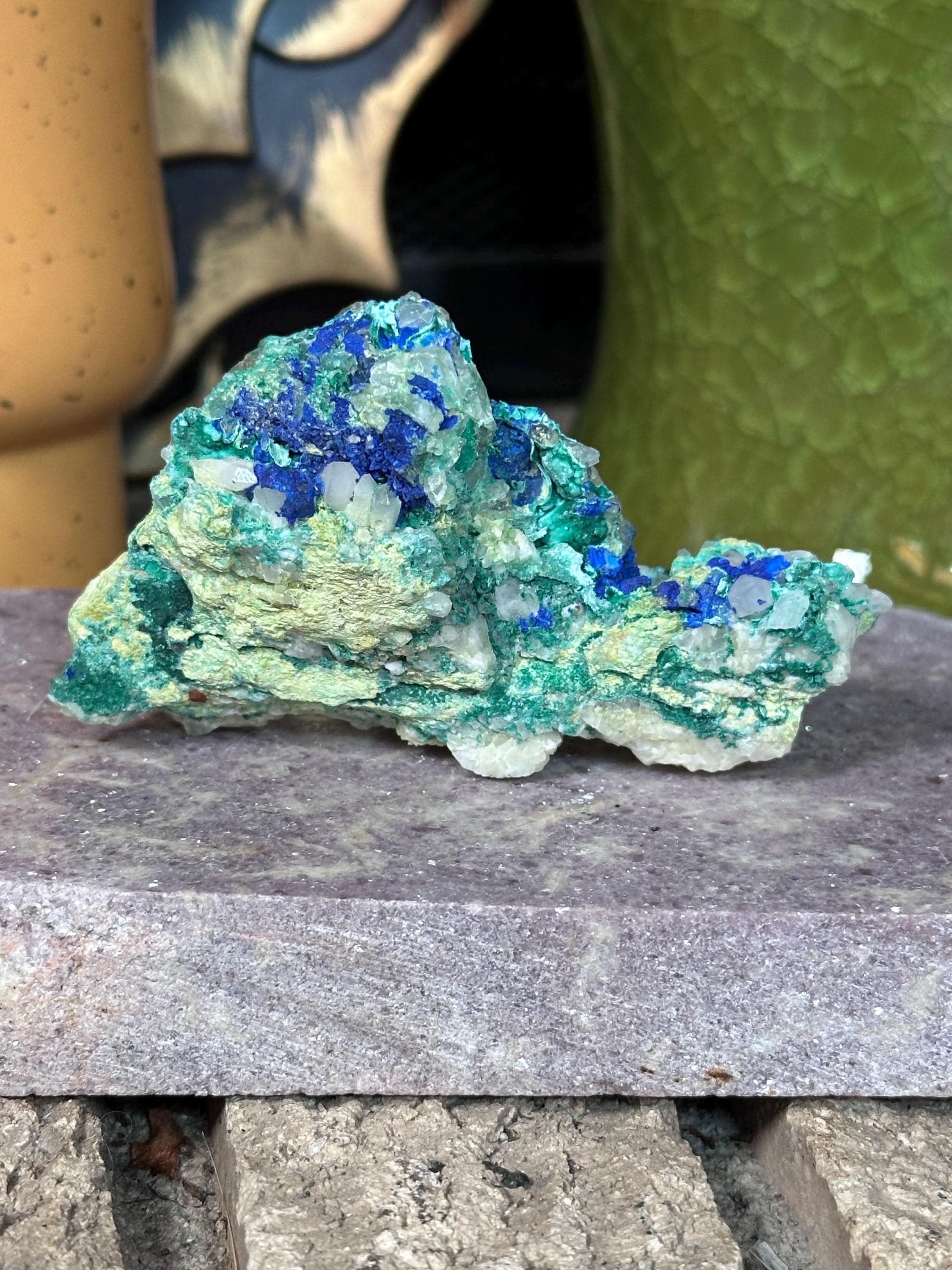 Malachite vert vif et azurite bleue sur échantillon à matrice de quartz Support libre