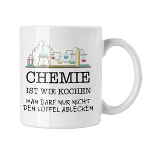 Könnte beinhalten: Weißer Keramikbecher mit Henkel, mit dem deutschen Text "CHEMIE IST WIE KOCHEN MAN DARF NUR NICHT DEN LÖFFEL ABLECKEN" und einer farbenfrohen Illustration von Laborgeräten. Der Becher ist für Chemiker.