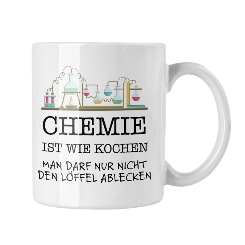 Puede incluir: Taza de cer&aacute;mica blanca con asa, con el texto alem&aacute;n "CHEMIE IST WIE KOCHEN MAN DARF NUR NICHT DEN L&Ouml;FFEL ABLECKEN" y una colorida ilustraci&oacute;n de equipos de laboratorio. La taza es para qu&iacute;micos.