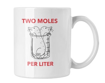 Taza de química divertida // Idea de regalo para nerds, químicos, biólogos, técnicos de laboratorio y ciencias naturales // Dos moles por litro (blanca)