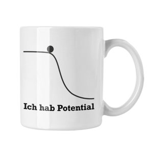 Könnte beinhalten: Weiße Keramik-Tasse mit einer schwarzen Strichzeichnung, die eine Kugel am oberen Ende einer schrägen Ebene darstellt, mit dem Text "Ich hab Potential" in Schwarz. Die Tasse hat einen gebogenen Henkel.