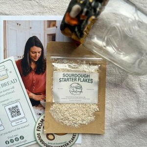 Beginner Sourdough Starter Kit with Starter Flakes, Recipe Guide, and Jar Cover bild 2