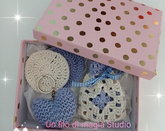 Brelok w kształcie serca i płatki do demakijażu w pudełku prezentowym