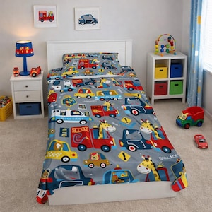 Può includere: Un set da letto per bambini grigio con una stampa colorata di auto e animali. Il set include un piumino e una federa. La stanza ha anche una lampada abbinata, macchinine giocattolo e opere d'arte di auto incorniciate.