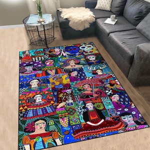Puede incluir: Una colorida alfombra con un diseño de patchwork que presenta retratos de mujeres, calaveras y otros elementos decorativos. La alfombra tiene una vibrante paleta de colores con azules, rojos, verdes y morados, creando una pieza audaz.