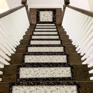 Puede incluir: Juego de peldaños de escalera con un diseño de mármol en blanco y negro. Los peldaños rectangulares tienen un centro color crema y un borde negro. La escalera es de madera oscura y tiene barandillas blancas. Para escaleras.