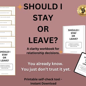 Puede incluir: Un cuaderno de trabajo titulado "SHOULD I STAY OR LEAVE?" con un fondo rosa. La imagen incluye una pila de hojas de trabajo, un libro y una tableta, todos con el mismo título. El texto de la imagen dice "Un cuaderno de trabajo de claridad para decisiones de relación".