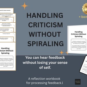 Puede incluir: Imagen de un cuaderno de trabajo titulado "Handling Criticism Without Spiraling" con una página de bonificación. La portada presenta el título en letras grandes. También son visibles páginas adicionales con indicaciones. La imagen incluye el texto: "You can hear feedback without losing your sense of self."