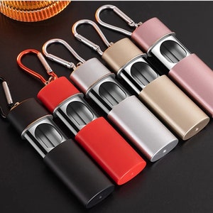 Cenicero portátil de aluminio y porta cigarrillos con llavero disponible en 5 colores