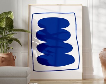 Puede incluir: Una impresión abstracta enmarcada con fondo blanco y un diseño geométrico azul. El diseño está formado por cuatro óvalos superpuestos, apilados uno encima del otro.