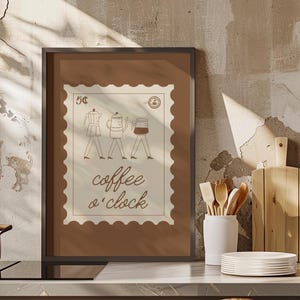 Op de afbeelding: Een set van drie keramische mokken met een gespikkelde, matte afwerking. De mokken zijn in de kleuren crème, lichtgrijs en donkergrijs. Elke mok heeft een eenvoudig, minimalistisch ontwerp, perfect voor koffie of thee.