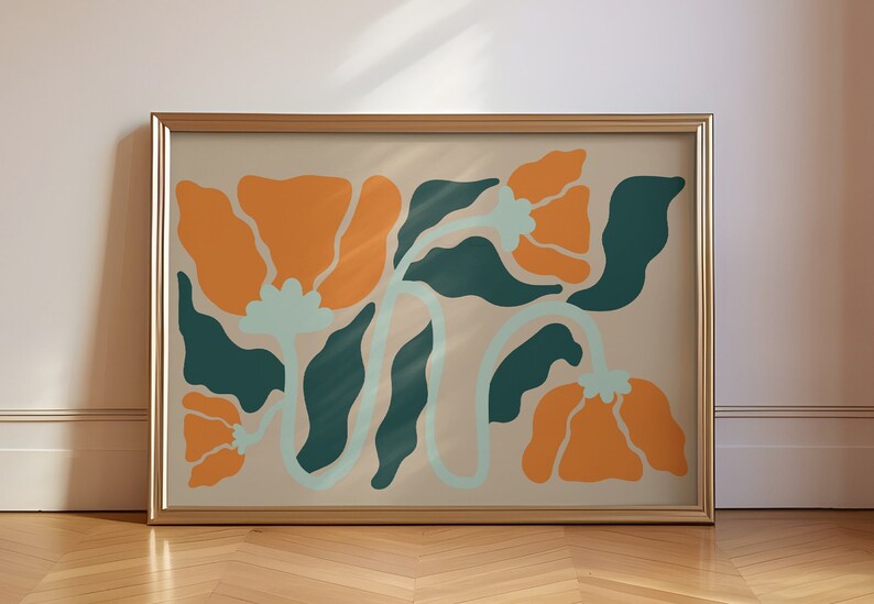 Pu&ograve; includere: Una stampa incorniciata con un design floreale stilizzato. I fiori sono arancioni e le foglie sono verde acqua.