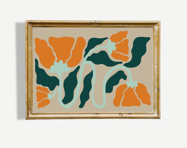 Pu&ograve; includere: Una stampa incorniciata con un design floreale stilizzato con fiori arancioni e foglie verde scuro su uno sfondo beige.