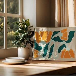 Pu&ograve; includere: Una stampa incorniciata con un design floreale con fiori gialli, arancioni e turchesi su uno sfondo beige chiaro.