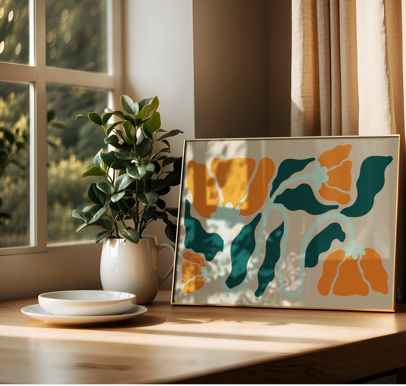 Pu&ograve; includere: Una stampa incorniciata con un design floreale con fiori gialli, arancioni e turchesi su uno sfondo beige chiaro.