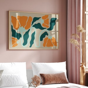 Pu&ograve; includere: Una stampa incorniciata con un design floreale stilizzato che presenta foglie verde acqua e fiori arancioni su uno sfondo beige.