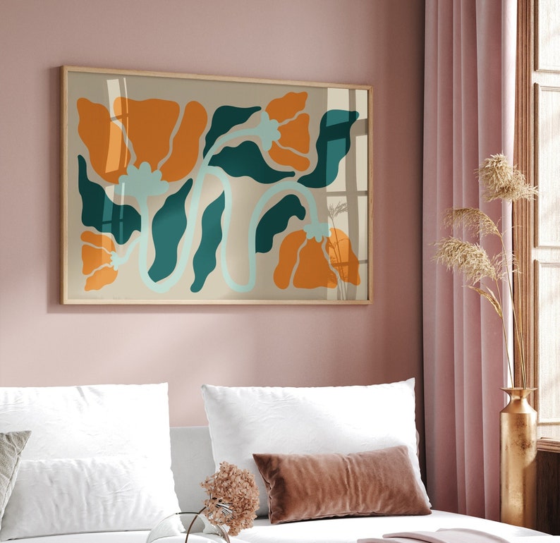Pu&ograve; includere: Una stampa incorniciata con un design floreale stilizzato che presenta foglie verde acqua e fiori arancioni su uno sfondo beige.