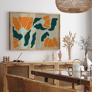 Pu&ograve; includere: Una stampa incorniciata di un design floreale stilizzato con fiori arancioni e verdi su uno sfondo beige.